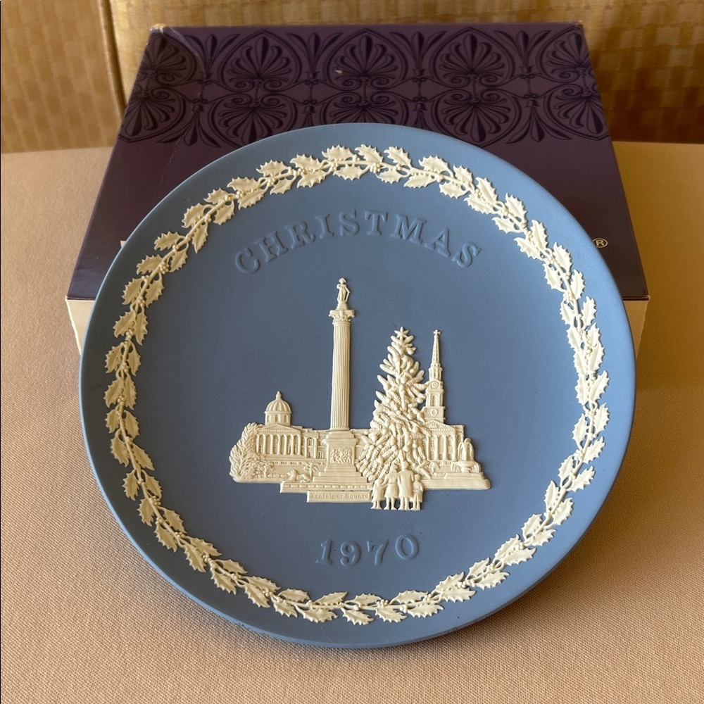 Wedgwood 1970 Christmas Plate of Trafalgar Square